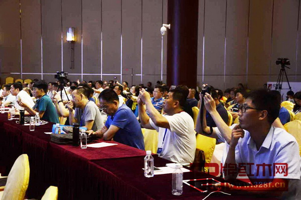 上千名来自红木家具产业链多个领域的精英代表汇聚一堂，聆听名家大咖论道新中式