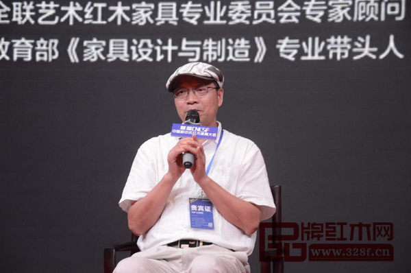 教育部《家具设计与制造》专业带头人彭亮认为，新中式家具的设计必须以现代生活方式与人民需要为出发点, 创新出符合现代中国生活方式的具有民族特色的“新”家具形式